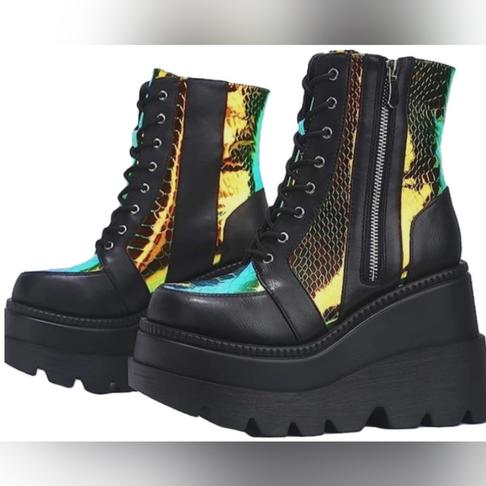 Holographic platform boots